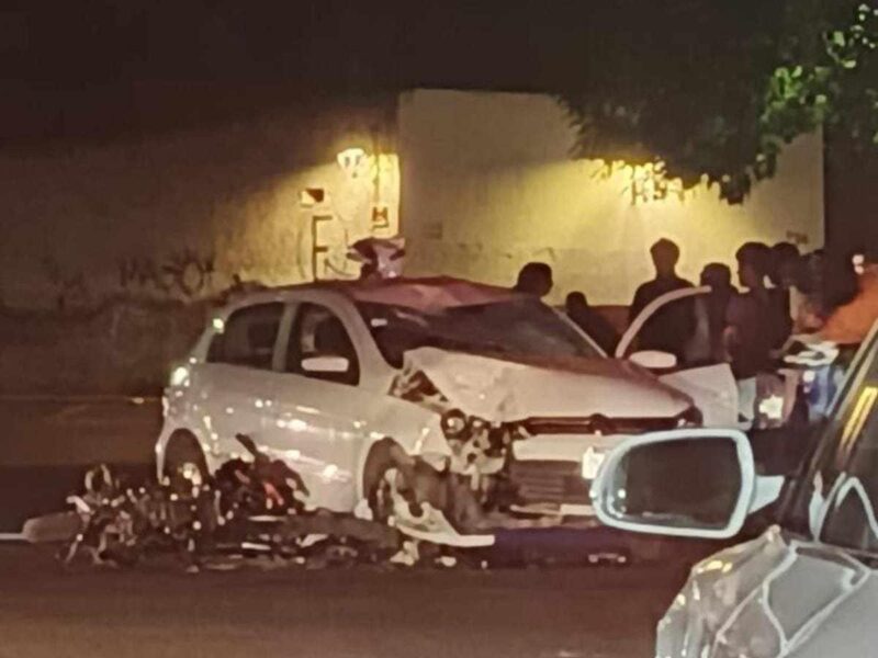 Se registra choque entre auto y moto en la Av. Héroes de Nocupétaro; hay 1 herido