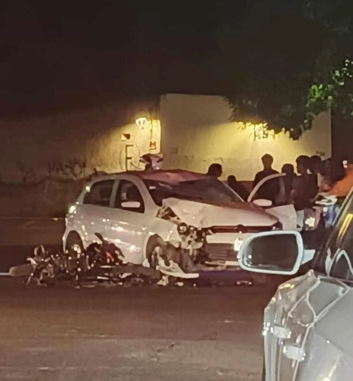 Se registra choque entre auto y moto en la Av. Héroes de Nocupétaro; hay 1 herido