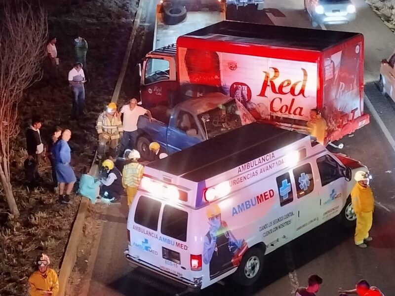 Se registra choque entre camioneta y camión refresquero en la Morelia-Pátzcuaro; hay 3 heridos