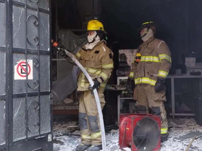 Sofocan incendio en papelería del centro de Morelia