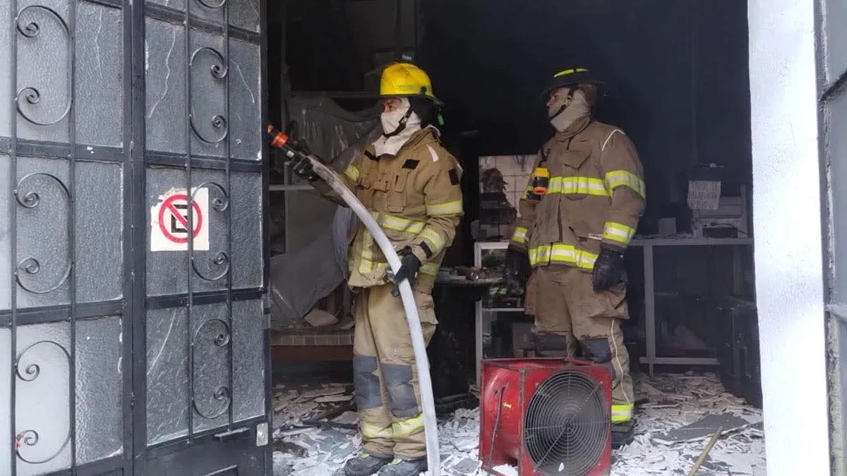 Sofocan incendio en papelería del centro de Morelia