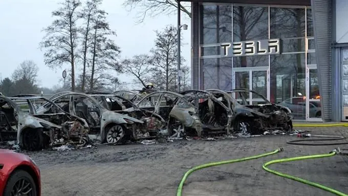 Teslas arden en Alemania durante el día de protestas globales contra Musk