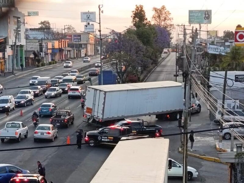 Tráiler sufre choque y queda atravesado en accidente sobre Av. Madero Poniente de Morelia