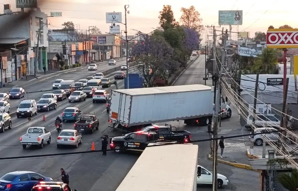 Tráiler sufre choque y queda atravesado en accidente sobre Av. Madero Poniente de Morelia