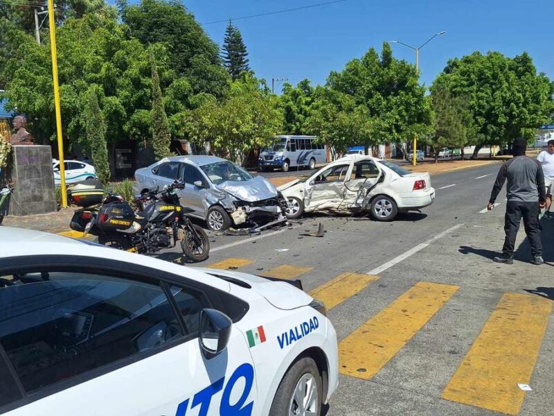 Un muerto y 3 heridos tras brutal choque y volcadura, en la Avenida Latinoamericana