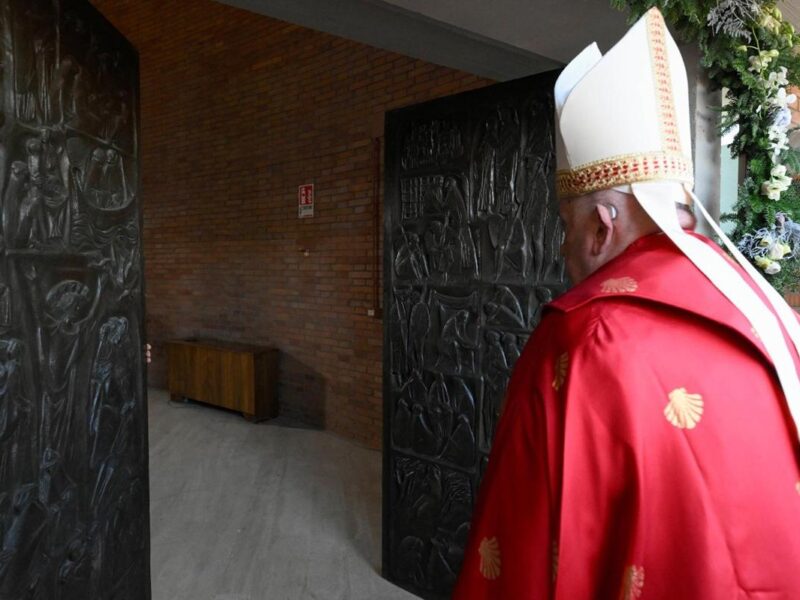 Vaticano Comparte Primera Foto del Papa Francisco Después de un Mes de Hospitalización