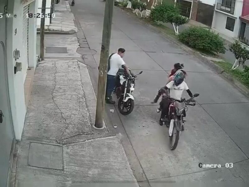 Video en Uruapan: Asalto armado a motociclista termina en robo de moto