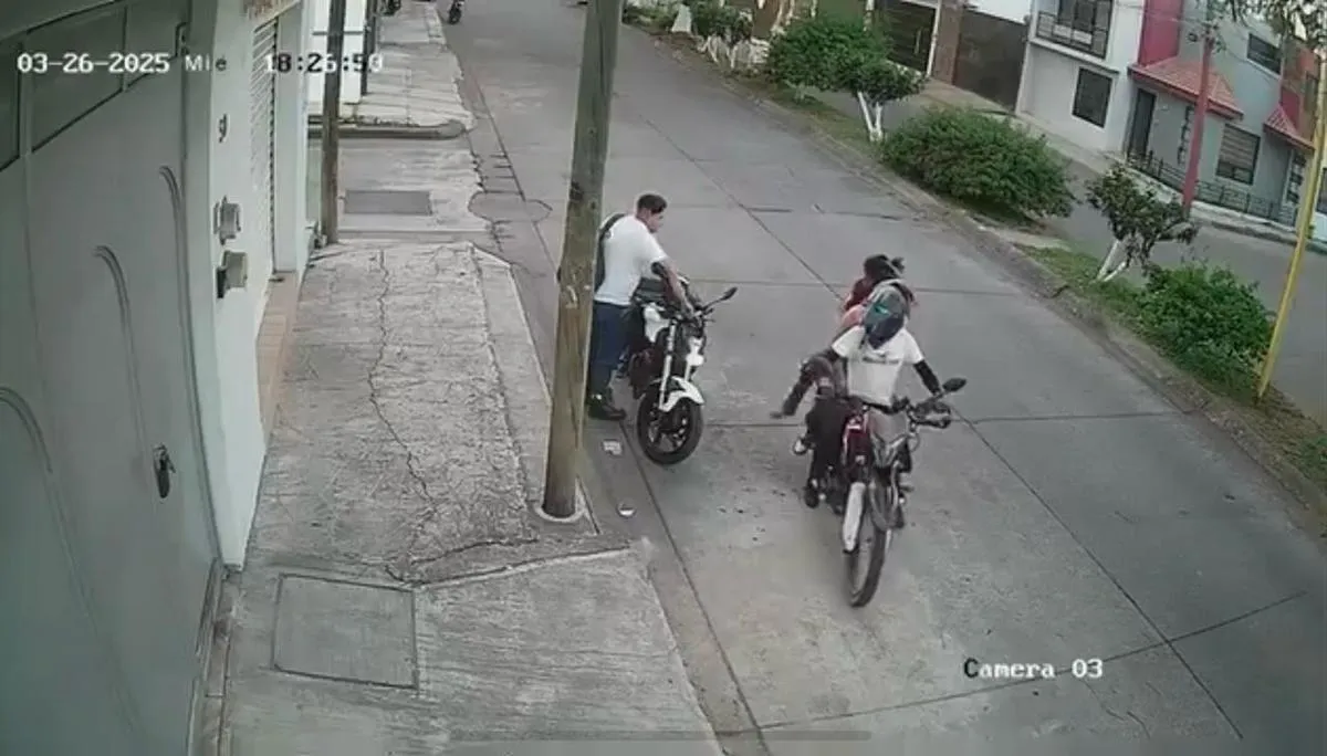 Video en Uruapan: Asalto armado a motociclista termina en robo de moto