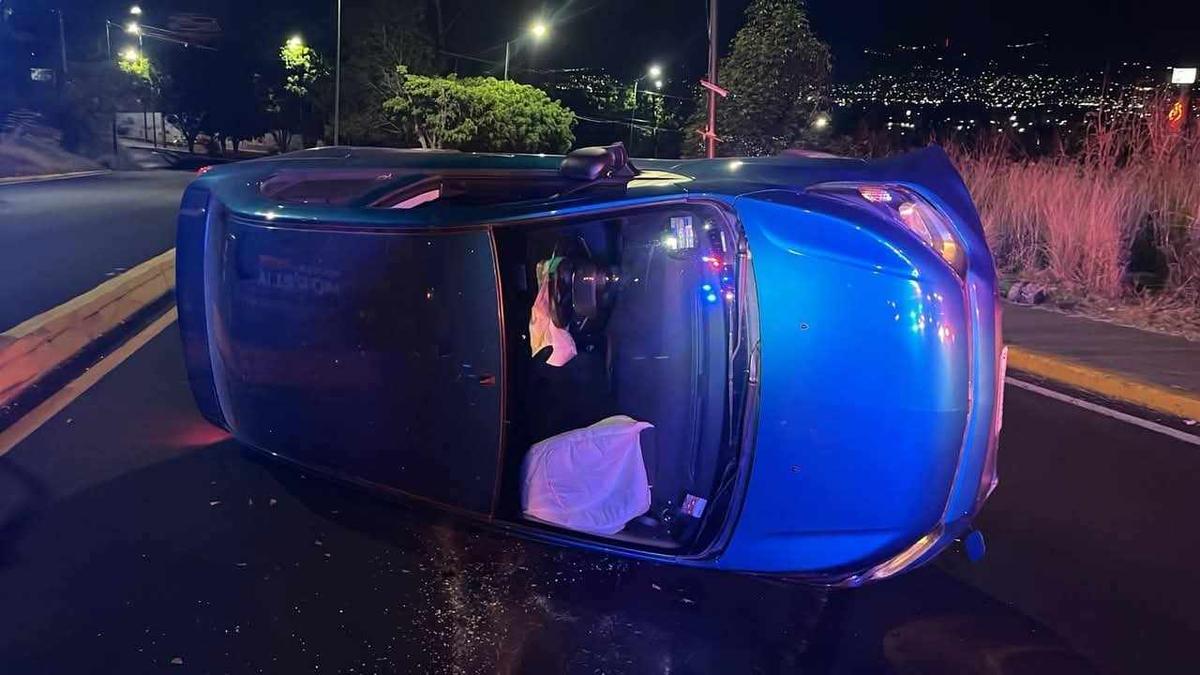 Volcadura cerca de Motel Montecarlo en Morelia