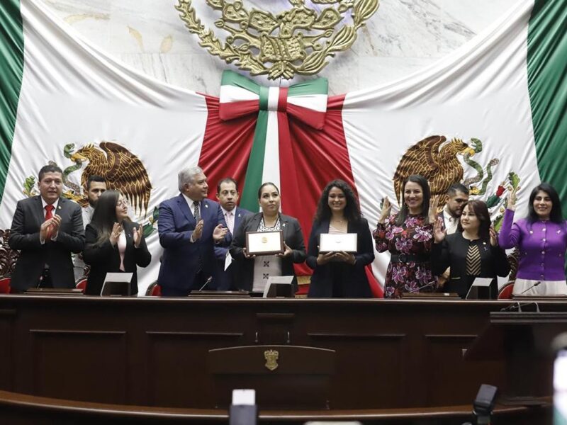 Yareni Pérez Vega y Jannet Hernández Vega reciben Condecoración