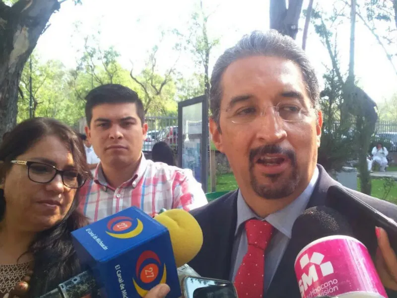 El rector de la UMSNH, Medardo Serna González confirma que no habrá nuevas plazas debido a la insuficiencia económica