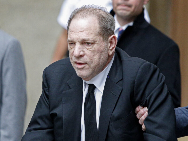 Instalan estatua de Harvey Weinstein titulada Casting Couch 2
