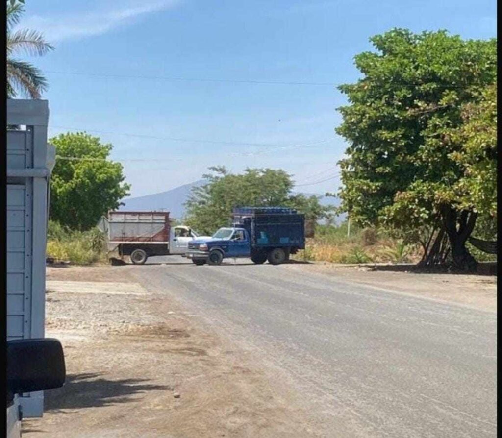 Sedena libera vialidades en Apatzingán evita quema de vehículos