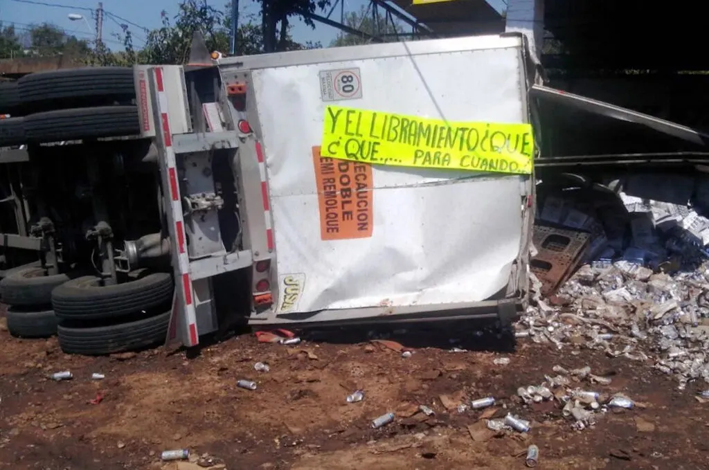 Tráiler vuelca al quedarse sin frenos en Tangamandapio Michoacán 1