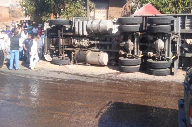 Tráiler vuelca al quedarse sin frenos en Tangamandapio Michoacán