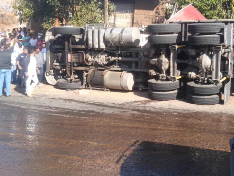 Tráiler vuelca al quedarse sin frenos en Tangamandapio Michoacán