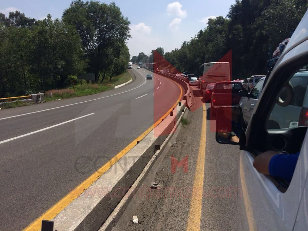 Volcadura de Trailer en la carretera Pátzcuaro Morelia ocasiona tráfico lento 1