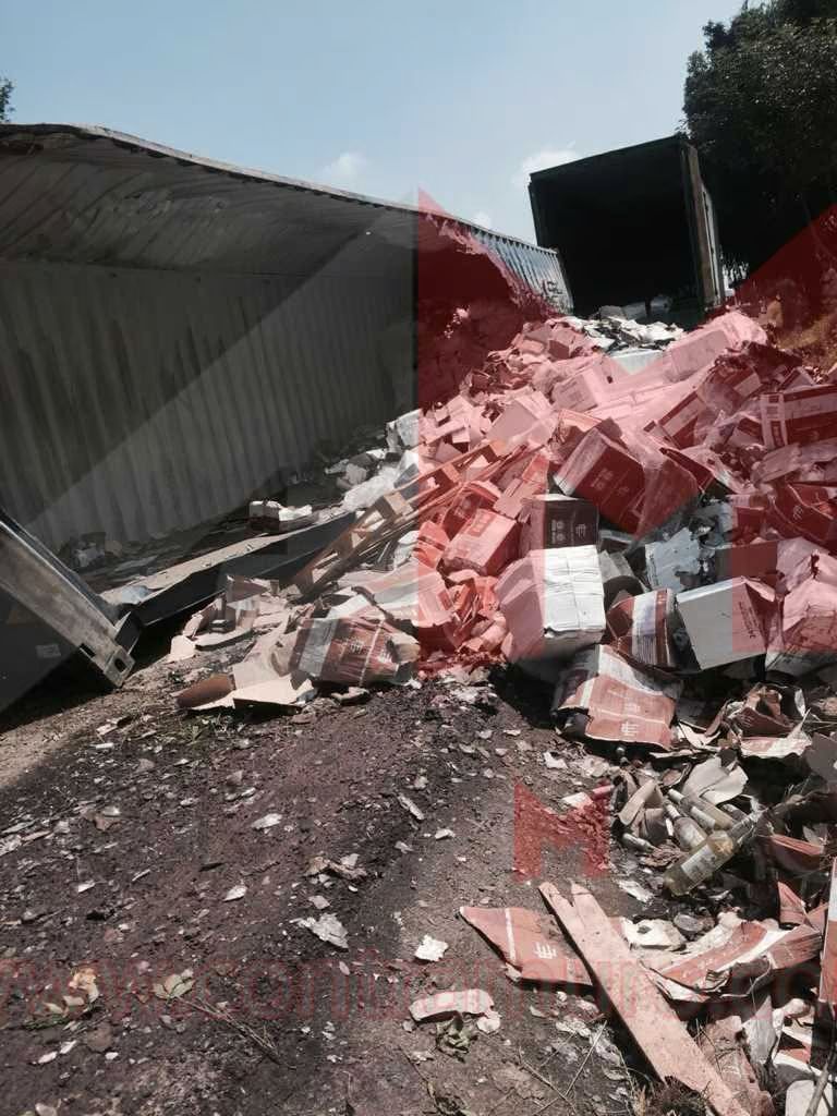 Volcadura de Trailer en la carretera Pátzcuaro Morelia ocasiona tráfico lento 2
