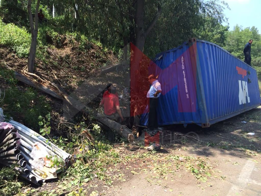 Volcadura de Trailer en la carretera Pátzcuaro Morelia ocasiona tráfico lento 4