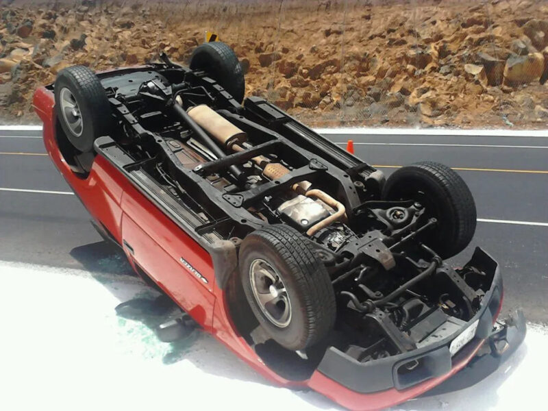 Vuelca camioneta en la carretera Cuitzeo Pátzcuaro en Michoacán hay lesionadas