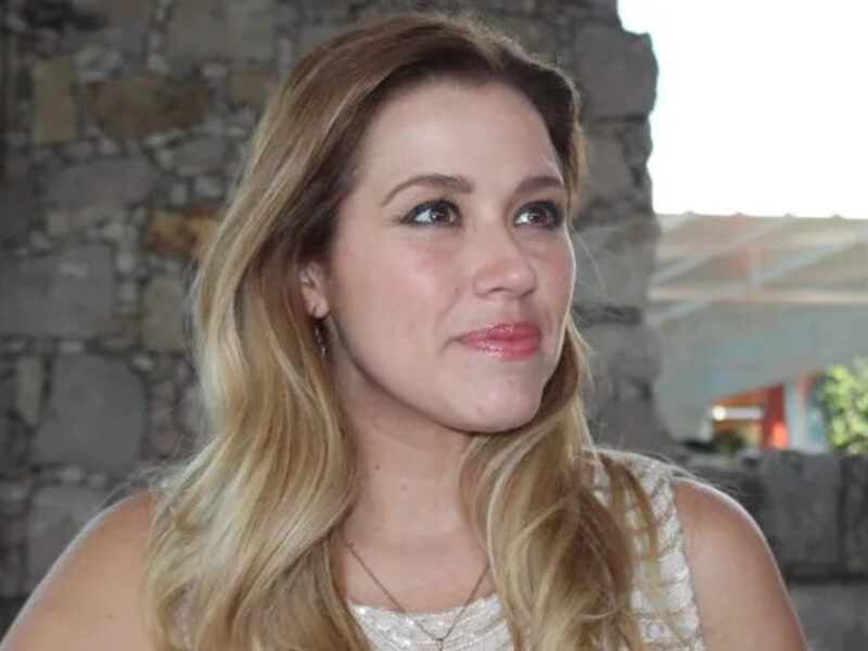 La actriz Yuliana Peniche estuvo recientemente en Morelia, visita en la que platicó en exclusiva con Contramuro previo a recibir el “Micrófono de oro”, premio que entregó la Asociación Nacional de Locutores 1