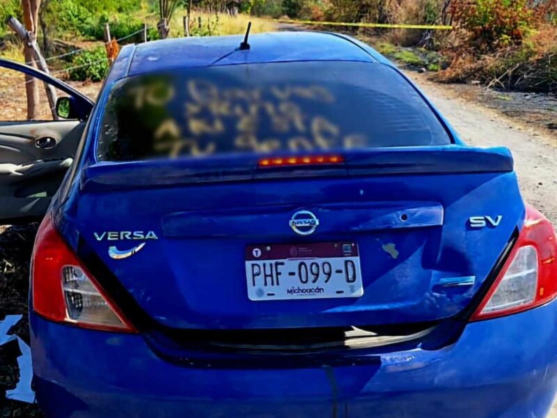 Abandonan 3 ejecutados a bordo de un auto, en la comunidad de Parácuaro