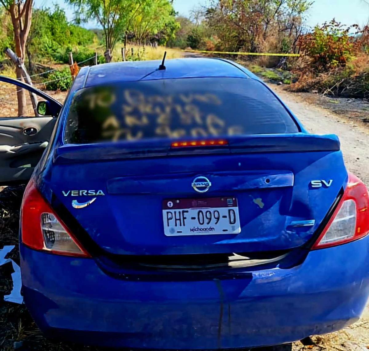 Abandonan 3 ejecutados a bordo de un auto, en la comunidad de Parácuaro