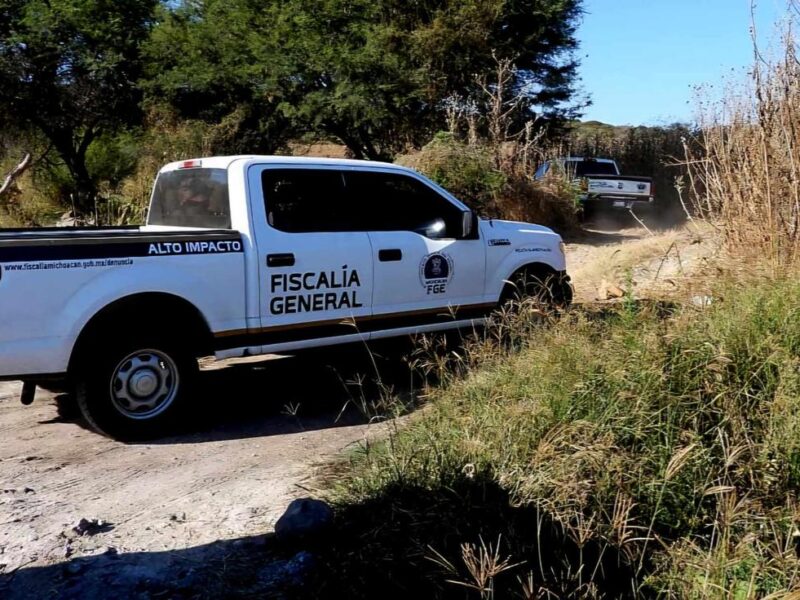 Abandonan dos ejecutados en terracería de Coahuayana