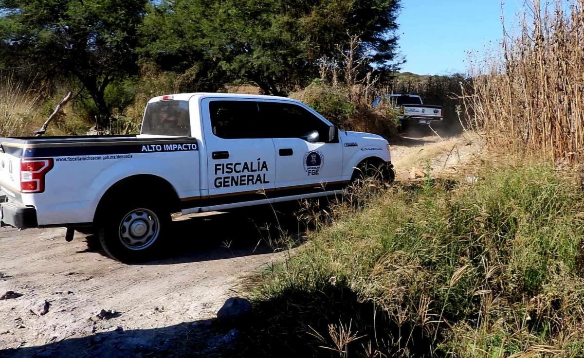 Abandonan dos ejecutados en terracería de Coahuayana