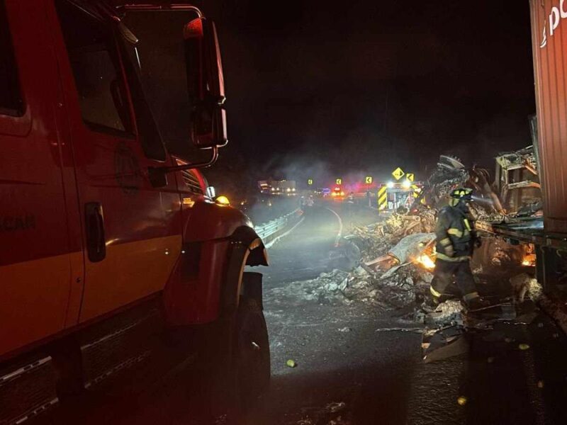 Accidente de 3 vehículos de carga en la Pátzcuaro-Cuitzeo