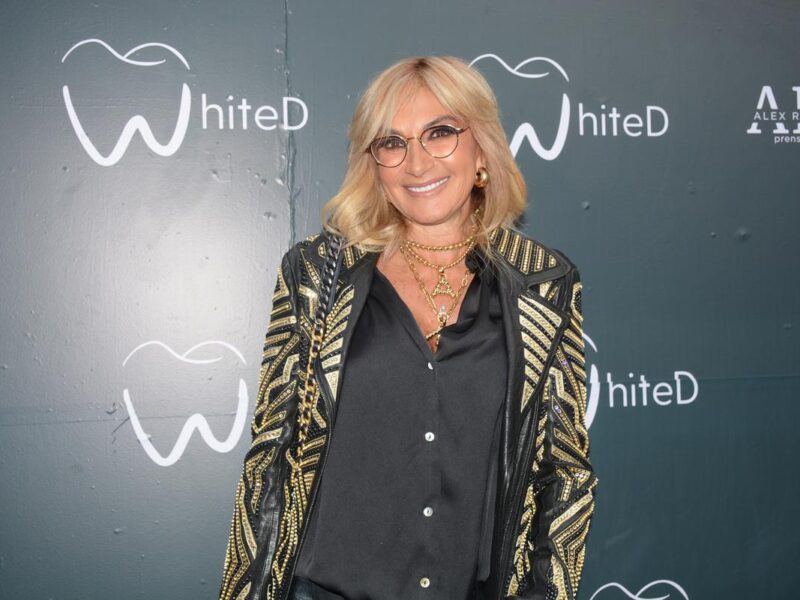 Adela Micha aclara error tras anunciar la “muerte” de Selena Gomez