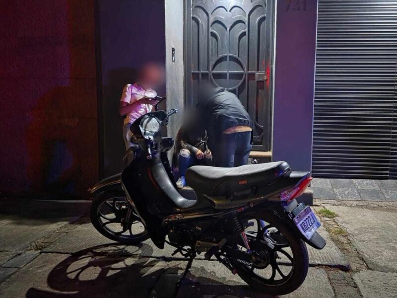 Adolescentes se accidentan en moto, en Jacona