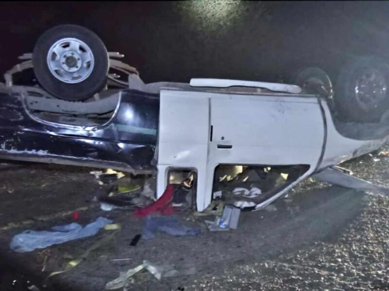 Adulto mayor muere tras volcadura de su camioneta en La Huacana