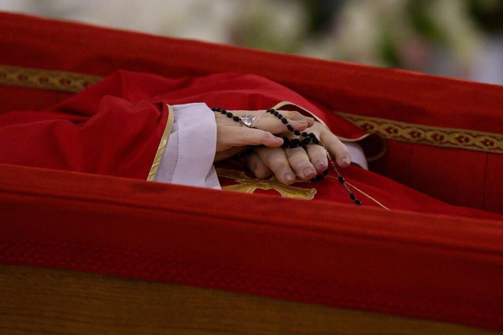alistan trasladado el cuerpo del Papa Francisco a la Basílica de San Pedro