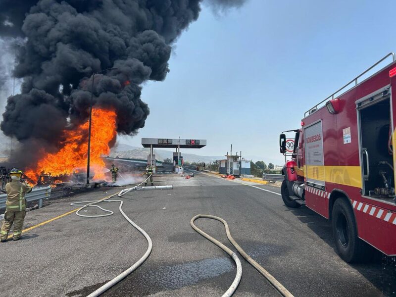 Arde camión pipa en el entronque México-Guadalajara/Cuitzeo-Copándaro 1
