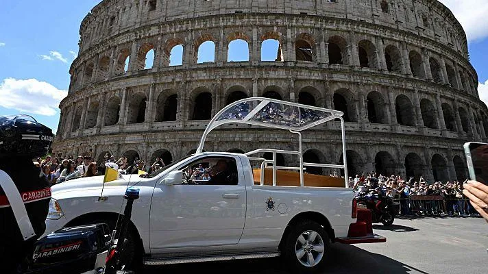 Asisten 150 mil personas al cortejo fúnebre del papa Francisco por las calles de Roma