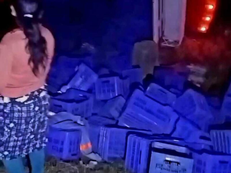 Aumenta a 7 los lesionados tras volcadura de camioneta limonera en Apatzingán