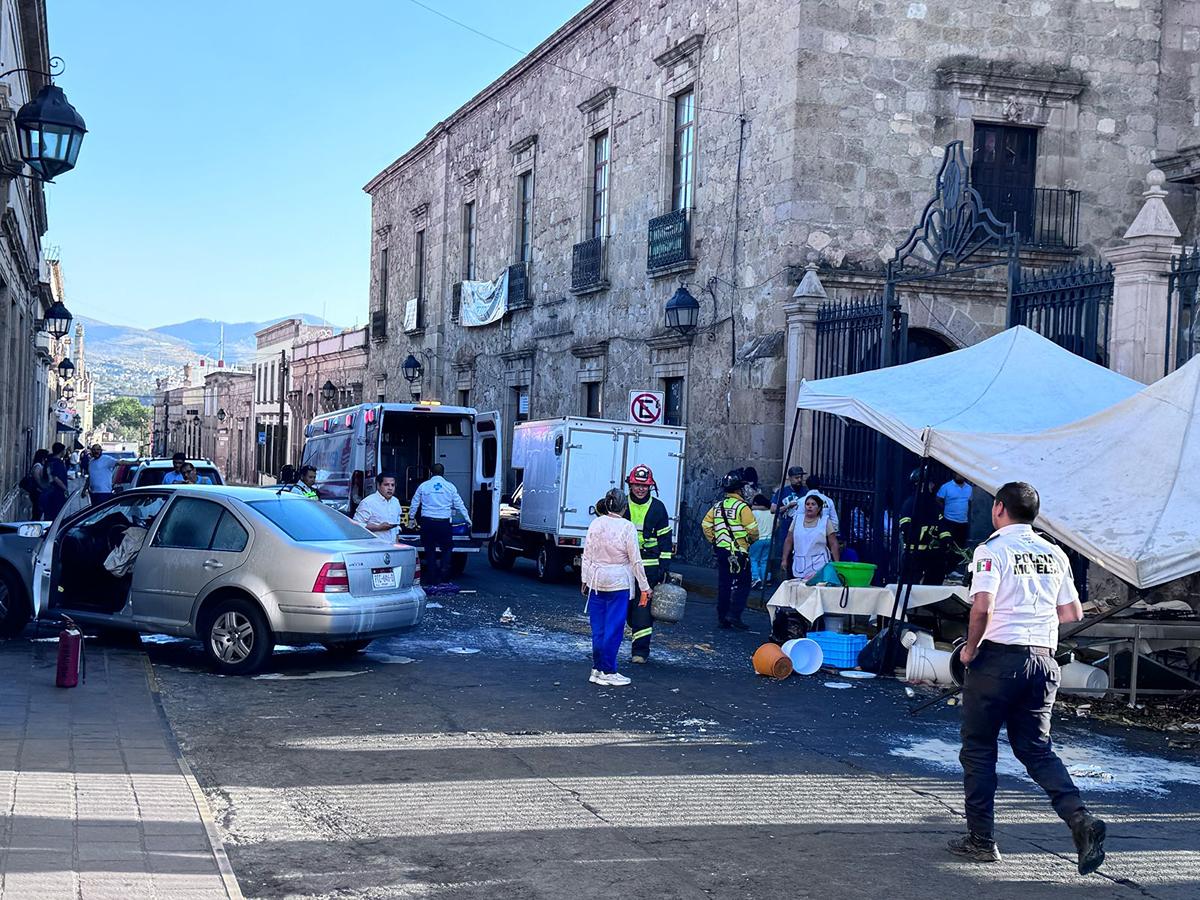 Auto embiste puesto de tamales por fuera de la Parroquia de La Merced; hay 2 heridos