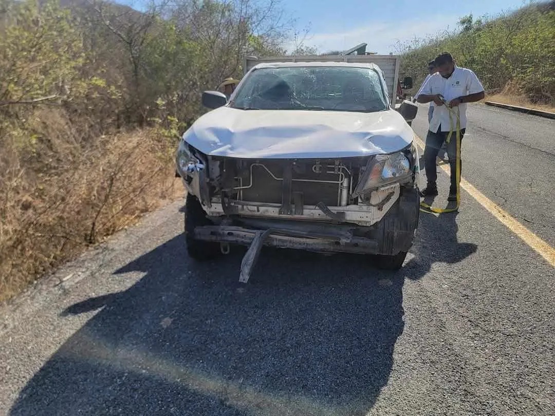 Auto que cae a barranco en Huetamo