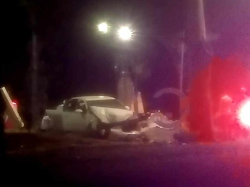 Automovilista se estrella contra letrero de Capula, hay un menor herido