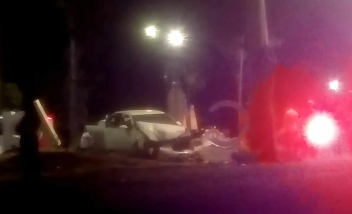 Automovilista se estrella contra letrero de Capula, hay un menor herido