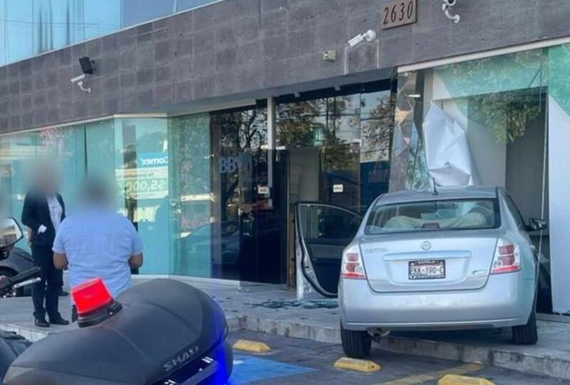 Automovilista se estrella contra ventanal de un BBVA en Plaza Prados Camelinas