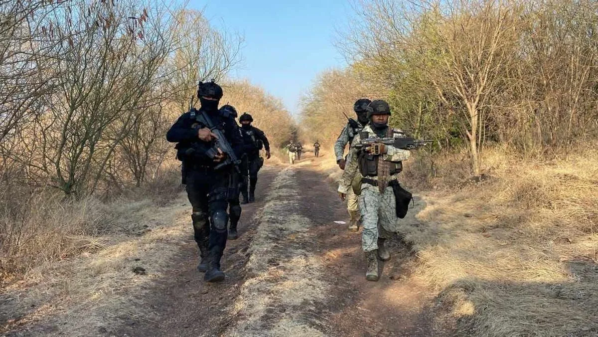 autoridades abaten a tres presuntos delincuentes en Puerta de Alambre en enfrentamiento en Apatzingán