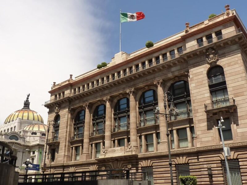 Banxico prevé debilidad económica y riesgos para México por los aranceles de Trump