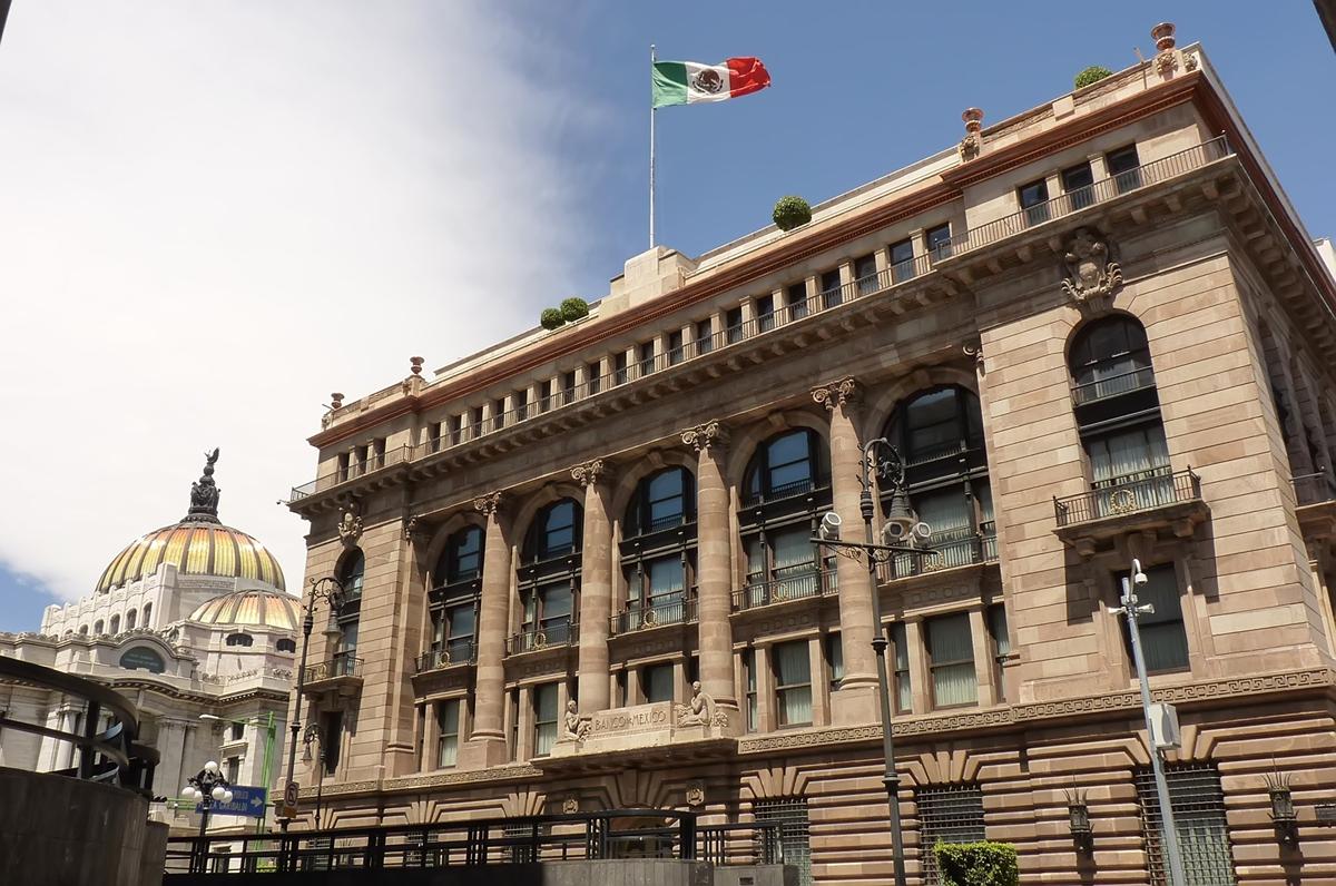 Banxico prevé debilidad económica y riesgos para México por los aranceles de Trump