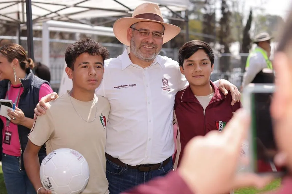 bedolla celebra a niños y niñas en Morelia