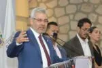 Bedolla contradice a Harfuch; vincula narcobloqueos a protestas de polícias