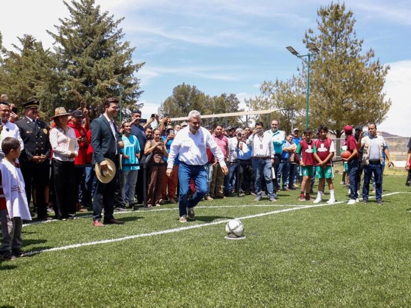 Bedolla entrega cancha de fútbol 7 a habitantes de Purépero