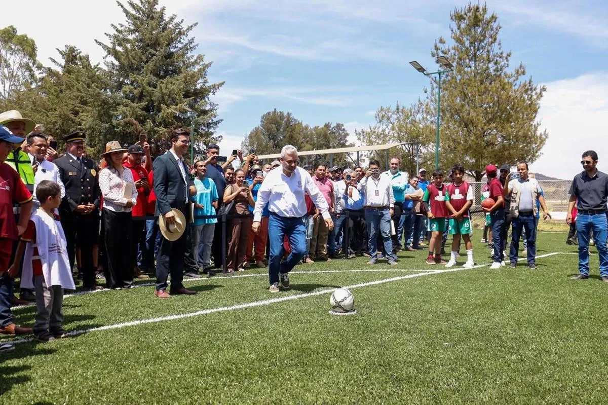 Bedolla entrega cancha de fútbol 7 a habitantes de Purépero
