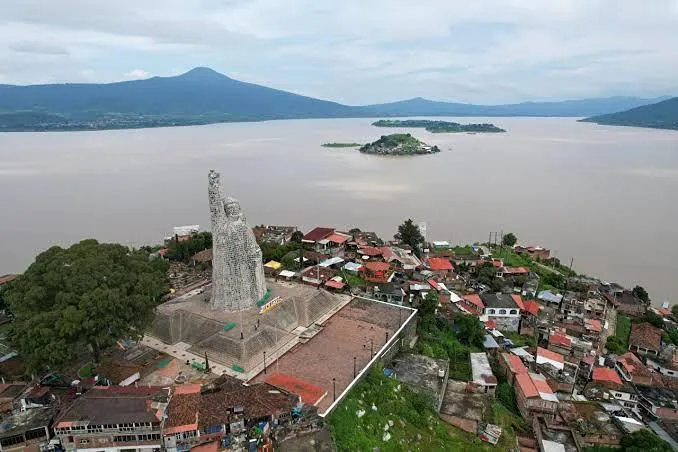 Bedolla enviará a la federación propuesta de atención integral para el lago de Pátzcuaro